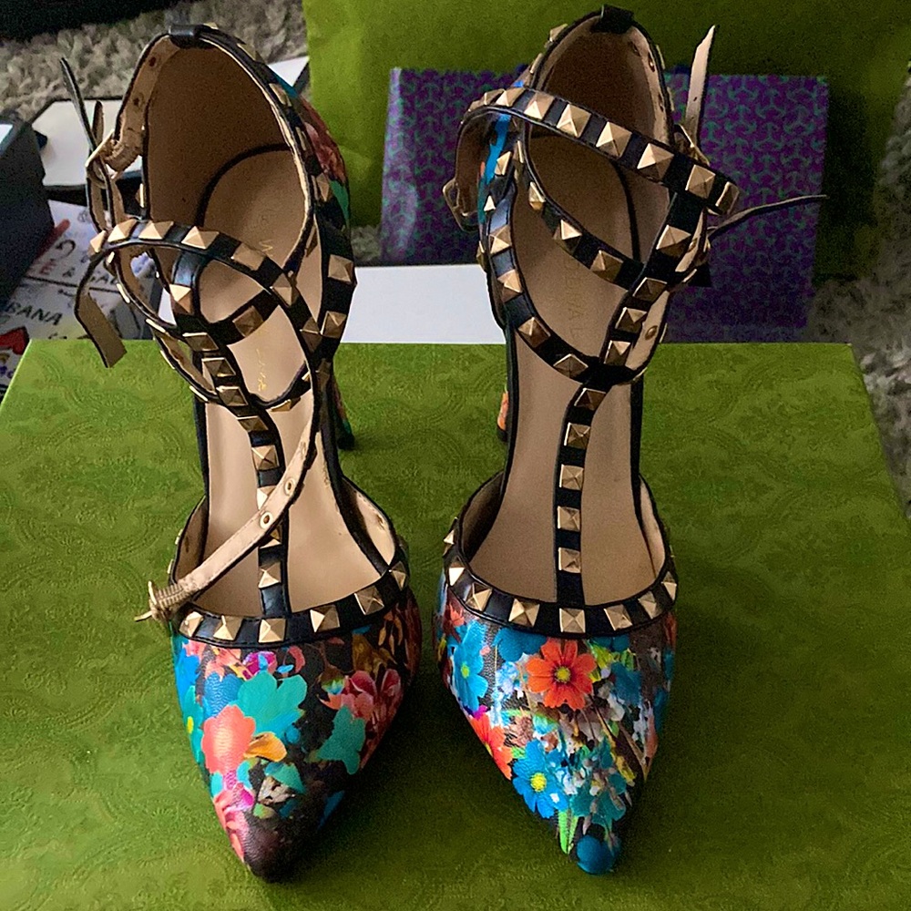 Multicolored flower designed heels